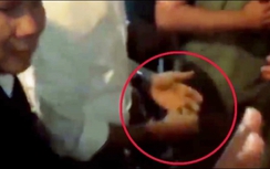 Video:Vì sao ông Obama tháo nhẫn cưới khi bắt tay người dân Hà Nội?