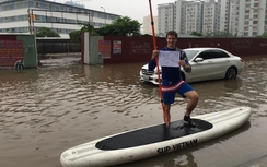 Video: Sốc cảnh "ông Tây" chèo "thuyền ôm" giữa phố Hà Nội