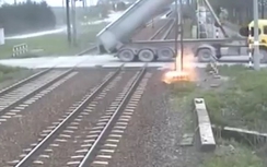 Video: Xe tải nâng thùng hàng làm đứt dây, suýt nhổ cả cột điện