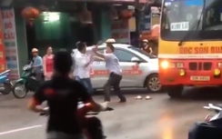 Tài xế xe buýt và taxi rút dép "choảng" nhau sau va chạm