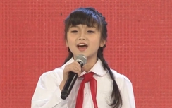 Video: Bé gái hát Quốc ca gây xôn xao cộng đồng mạng
