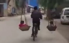Video: Sốc cảnh bố vừa đạp xe vừa "gánh" 2 con