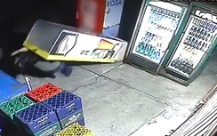 Video: Đi ăn trộm nước uống, bị máy bán nước đổ sập lên người