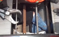 Video: Hoảng hồn cảnh nam thanh niên bị thang cuốn "nuốt chửng"