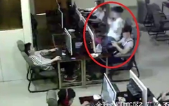 Video: Đột tử trong quán game vì dùng điện thoại trong lúc sạc