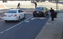 Video: Cầm dao lao vào đâm cảnh sát, bị bắn chết tại chỗ