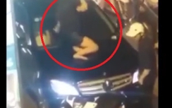 Đánh ghen xôn xao Hà Nội: Vợ lấy guốc đập kính Mercedes?