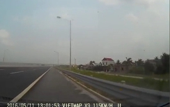 Video: Suýt chết trên cao tốc vì vừa ngủ gật vừa phóng 115km/h
