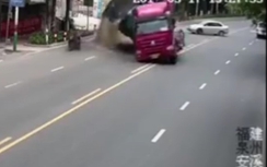 Ô tô sang đường ẩu khiến xe tải chở hàng tấn cát đổ sập