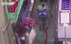 Video: Gái xinh "vồ ếch" vì dây giày kẹt vào thang cuốn