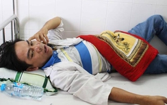 Bảo vệ bệnh viện ném quần áo, chích dùi cui điện vào bệnh nhân