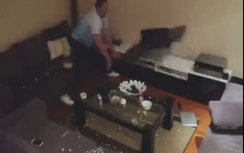 Video: Đập nát nhà vì bị bạn gái tắt ti vi khi xem Euro