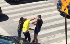 Video: Ô tô tông xe đạp, hai thanh niên lao vào "choảng" nhau