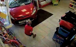 Mua kẹo trong cửa hàng, em bé bất ngờ bị xe đâm