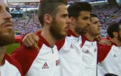 Máy quay bắt quả tang Pique giơ "ngón tay thối" khi hát Quốc ca