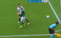 Video: Hậu vệ Đức phá bóng "hạ gục" trọng tài biên