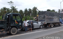 Ô tô bẹp dúm giữa 2 xe tải sau cú đâm liên hoàn