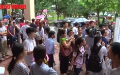 Video: Thí sinh đội mưa đi làm thủ tục thi THPT Quốc gia