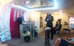 Video: Sốc cảnh người đàn ông Mỹ làm đám cưới với chiếc điện thoại