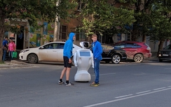 Video: Choáng cảnh Robot "trốn" khỏi phòng thí nghiệm ra đường "làm loạn"