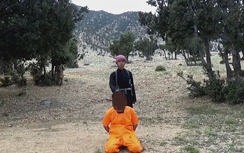 Video: Sốc cảnh "chiến binh nhí" IS bắn vỡ đầu tù nhân Taliban