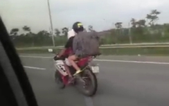 Video: Xe máy thản nhiên phóng ầm ầm trên Đại lộ Thăng Long