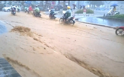 Dân Lào Cai khốn khổ "bơi" trên phố