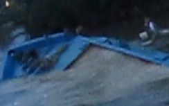 Video: Hiện trường xà lan tông cầu Rạch Đỉa chìm dần xuống sông