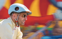 Video: Mũ bảo hiểm cảnh báo tai nạn, phát livestream trên Facebook