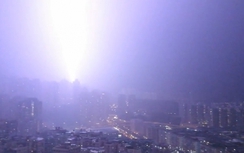 Video: Hoảng hồn nhìn 10.000 tia sét đánh xuống Hồng Kông