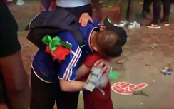 Xúc động hình ảnh CĐV nhí Bồ Đào Nha an ủi CĐV Pháp