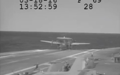 Hạ cánh quá đà xuống tàu sân bay, máy bay suýt lao xuống biển