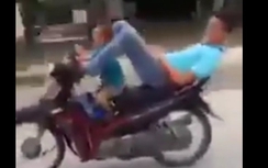 Video: Sốc cảnh bố kẹp con nhỏ vào háng nằm lái xe máy