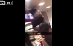 Video:Bị KFC từ chối phục vụ, nhóm người da màu lao vào cướp gà