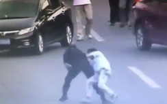 Video:Nữ đặc nhiệm xinh đẹp bẻ ngoặt tay gã cầm dao trong tích tắc