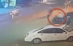 Gái xinh bị giật điện thoại khi đang chụp ảnh "tự sướng"