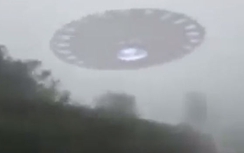 Video: Đĩa bay người ngoài hành tinh "tạt đầu" ô tô?