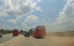 Video: Xe khách Quảng Ninh "đua xe" tranh giành khách gây náo loạn QL5