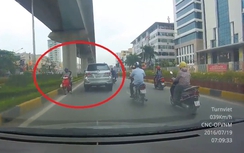 Video: Mẹ chở con nhỏ đi ngược chiều trong hầm chui Thanh Xuân