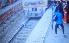 Video: Kinh hãi nhìn người đàn ông để tàu cán qua người