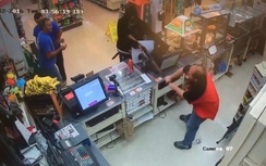 Video: Cướp chạy trối chết vì bị chủ tạp hóa giật được súng