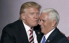 Video: Ông Trump hôn "gió" ứng viên Phó Tổng thống