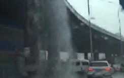 Video: Nước chảy ào ào như thác lũ từ cầu vượt