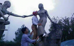 Một cán bộ huyện hôn ngực... tượng nàng Biang