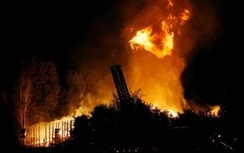 Paris rung chuyển vì người biểu tình tấn công cảnh sát