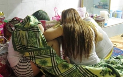 Đang kích dục cho khách bị cơ quan chức năng bắt quả tang