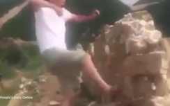 Video:Tung chân đạp vỡ gạch ở Vạn Lý Trường Thành gây phẫn nộ