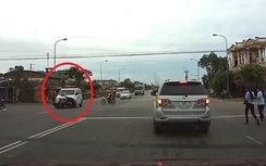 Xe cứu thương vượt đèn đỏ đâm văng xe máy ở Nam Định