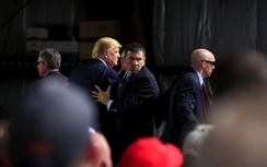 Ông Donald Trump "hết hồn" vì bị kẹt thang máy