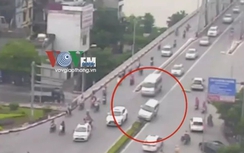 Xe 7 chỗ "hôn" dải phân cách gần cầu Chương Dương